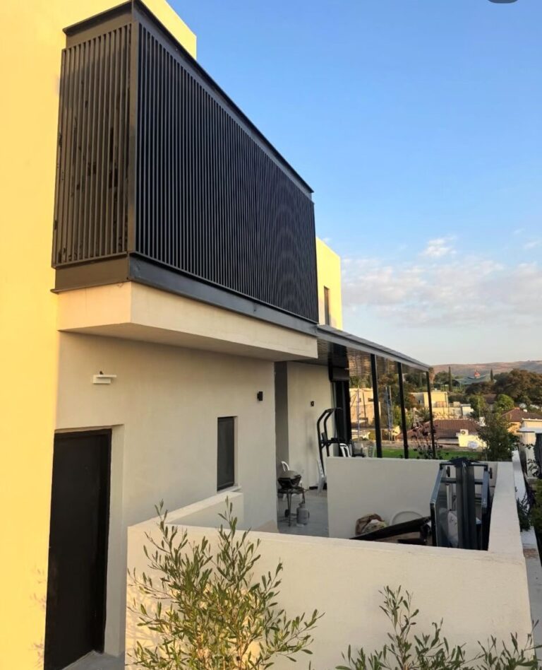 מעקה ומחיצת אלומיניום שחורים במרפסת