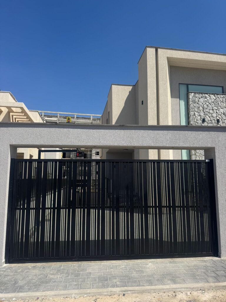 שער אלומיניום שחור בכניסה לבית